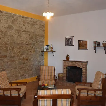 Azienda Agrituristica Biologica Il Querceto Κατάλυμα σε φάρμα *