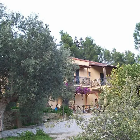 Azienda Agrituristica Biologica Il Querceto Κατάλυμα σε φάρμα Αγία Σεβερίνα